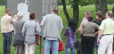 Während einer Besucherführung an einer Übersichtstafel im Gelände. Foto: Katharina Brand. Gedenkstätte Buchenwald