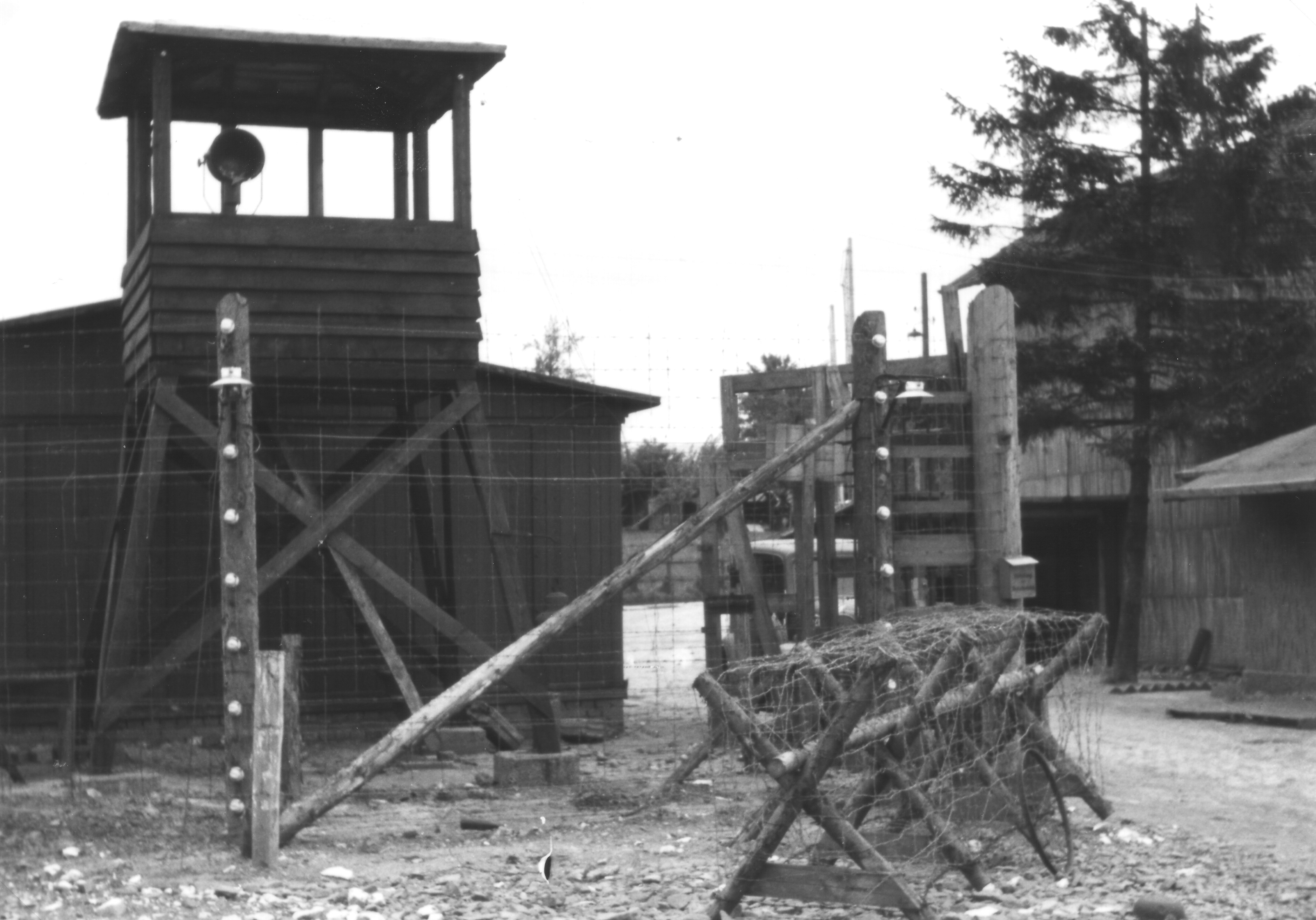 Eingang des KZ-Außenlagers Ellrich-Juliushütte nach der Befreiung, Mai/Juni 1945. Foto: George Phillips (George Phillips/ K.-H. Schwerdtfeger)