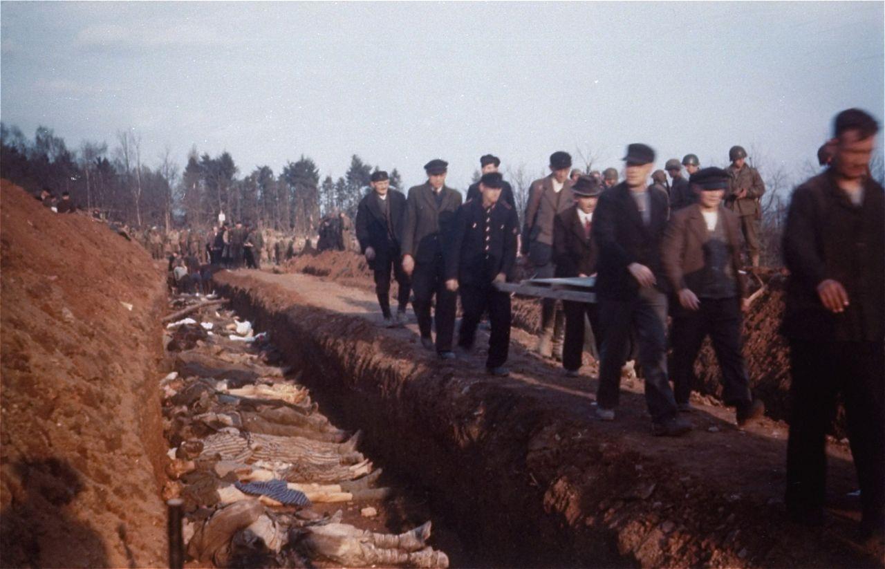 Einwohner aus Nordhausen beerdigen unter Aufsicht amerikanischer Soldaten die Toten des KZ-Außenlagers Boelcke-Kaserne in einem Reihengrab, Mitte April 1945. Foto: Joseph Mendelsohn (U.S. Holocaust Memorial Museum)